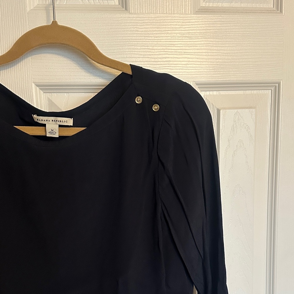 LAST CHANCE🏷️ Like new- Navy Blouse with Gold Button-Shoulder Detail